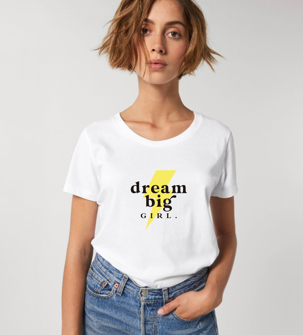 Camiseta con mensaje dream big GIRL de Lorem Ipsum Brand. Camiseta para mujer y niña, de manga corta en color blanco con mensaje Dream Big  GIRL en amarillo en la parte delantera. 100% algodón orgánico. Impresión digital de alta calidad. 100% sostenible.