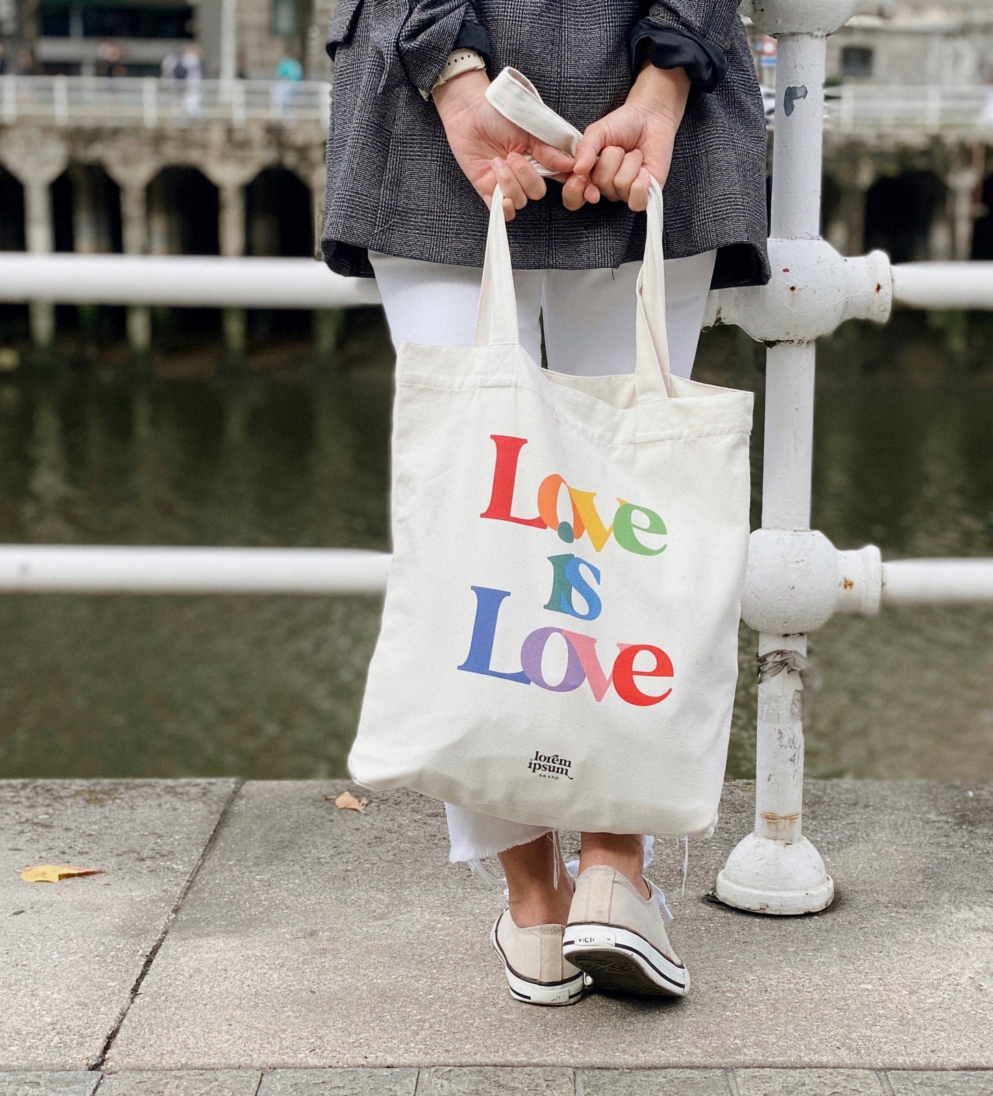 Bolsa Tote Bag de loneta en color natural con mensaje "love is love" multicolor. Fabricada con algodón orgánico y materiales reciclados. Ideal para llevar encima todo aquello que necesitamos. Dimensiones: 37x39cm.