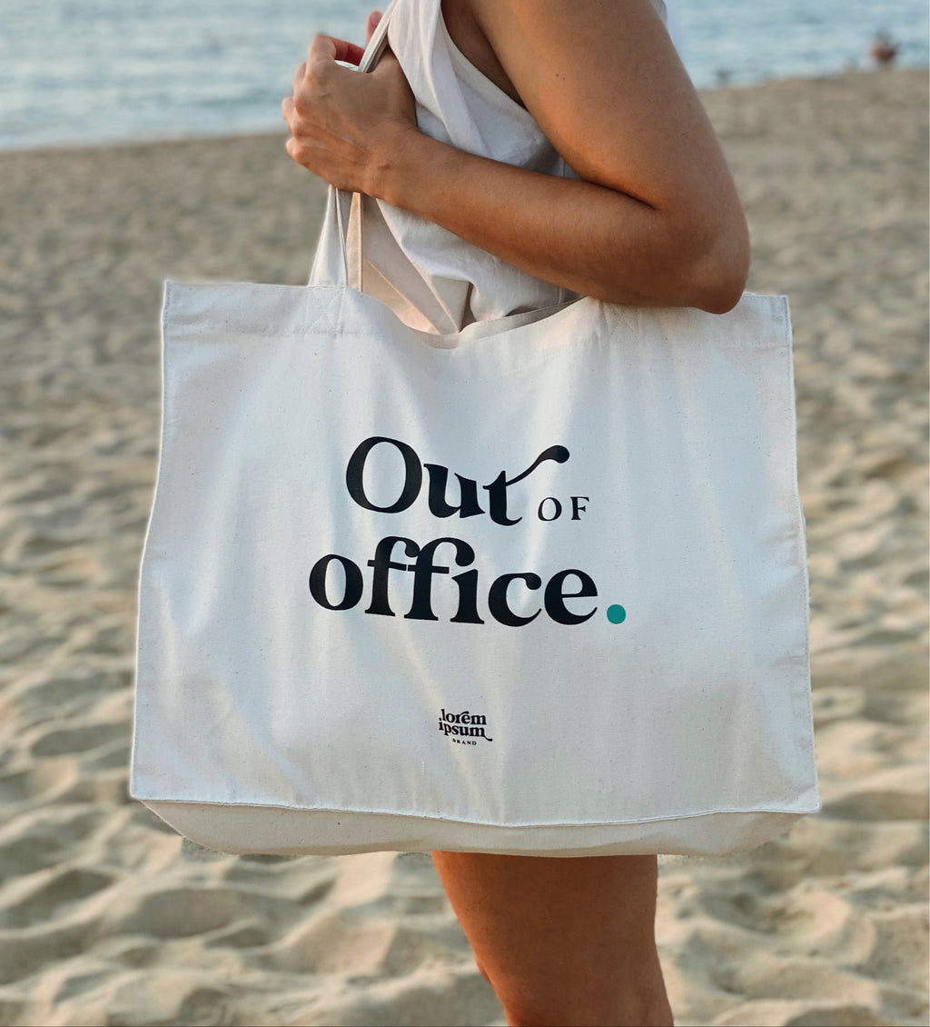 Tote Bag out of office by Lorem Ipsum Brand. Fabricada con algodón orgánico y materiales reciclados, son amplias y muy versátiles. Ideales para llevar encima todo aquello que necesitamos, ya sea para ir a la playa, a la compra, al gimnasio o a trabajar con portátil incluido... 