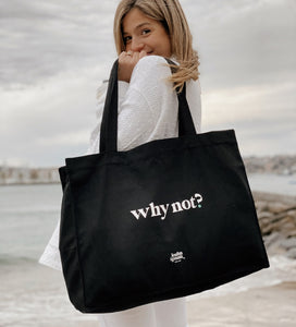 Tote Bag Why not? by Lorem Ipsum Brand. Bolsa shopper en color negro con mensaje Why not? en la parte delantera. Amplia, versátil y fabricada con materiales reciclados. Ideal para llevar encima todo aquello que necesitamos, ya sea para ir a la playa, a la compra, al gimnasio o a trabajar con portátil incluido... Dimensiones: 49x37cm.