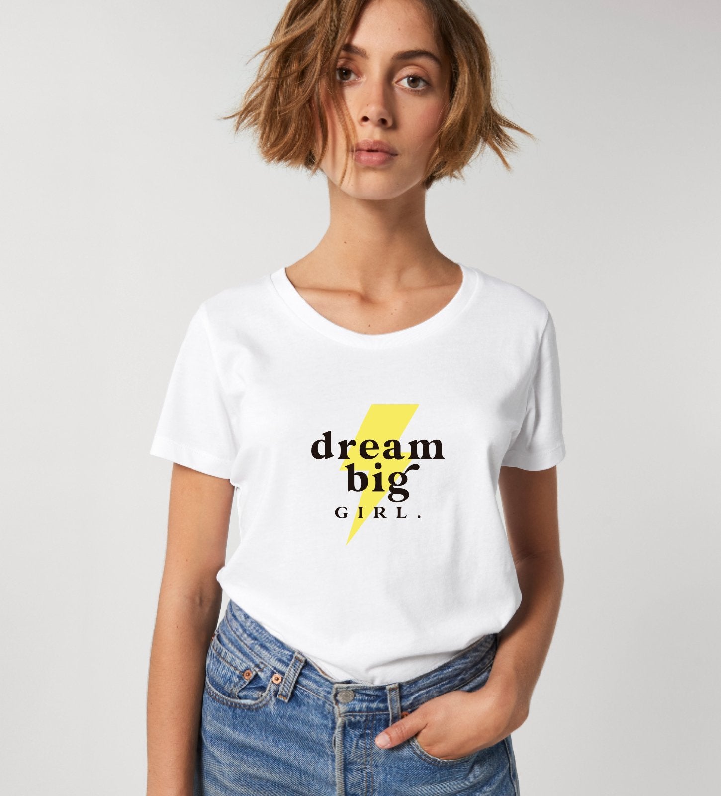 Camiseta con mensaje dream big GIRL de Lorem Ipsum Brand. Camiseta para mujer y niña, de manga corta en color blanco con mensaje Dream Big  GIRL en amarillo en la parte delantera. 100% algodón orgánico. Impresión digital de alta calidad. 100% sostenible.