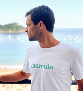 Camiseta morriña de Lorem Ipsum Brand. Camiseta ecológica unisex para hombre y mujer, manga corta en color blanco con mensaje morriña serigrafiado en verde menta en la parte delantera. 100% Algodón orgánico.
