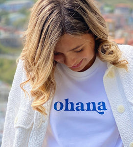 Camiseta ohana de Lorem Ipsum Brand. Camiseta ecológica unisex para hombre y mujer, manga corta en color blanco con mensaje ohana serigrafiado en azul en la parte delantera. 100% Algodón orgánico.