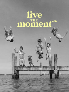 Lámina "live the moment". Tamaño 30x40cm. Impresión digital en papel reciclado 200gr. Composición by Lorem Ipsum Brand.