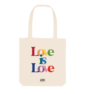 Bolsa Tote Bag de loneta en color natural con mensaje "love is love" multicolor. Fabricada con algodón orgánico y materiales reciclados. Dimensiones: 37x39cm. Ideal para llevar encima todo aquello que necesitamos.
